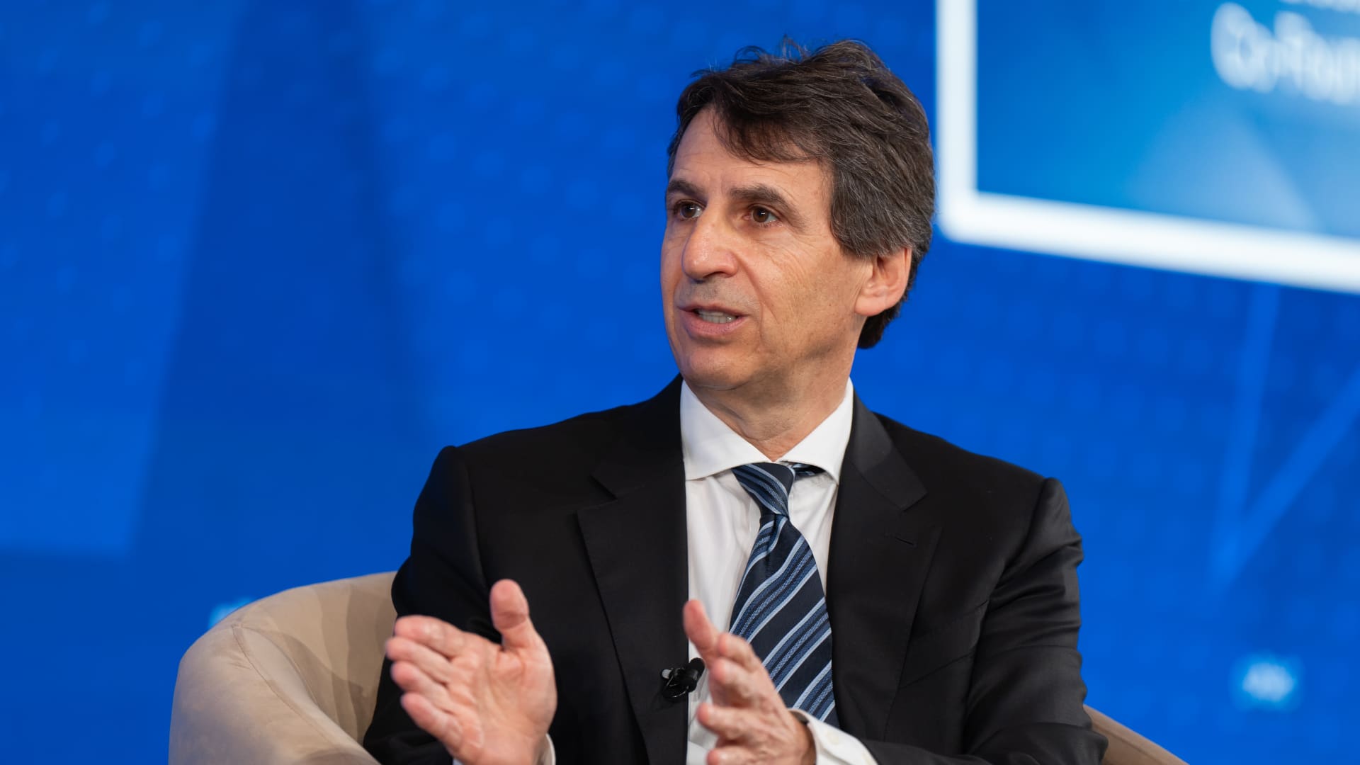Apollo купує 10% акцій Mubadala Capital — угода з Абу-Дабі