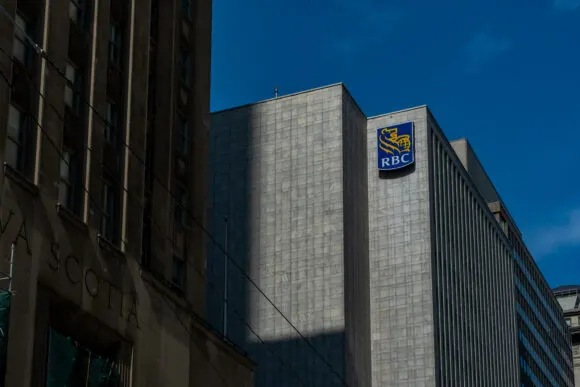 Будівля Royal Bank of Canada у фінансовому районі Торонто — ілюстративне зображення до новини