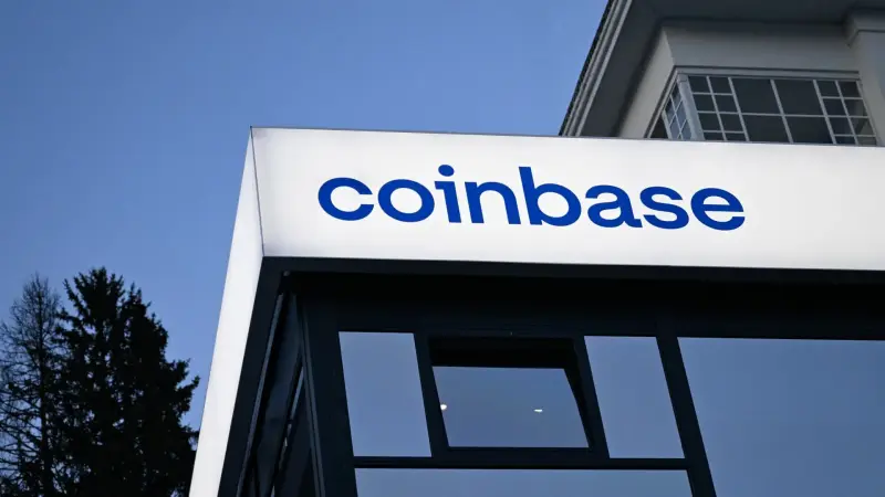 Логотип Coinbase на заході Всесвітнього економічного форуму в Давосі — ілюстративне зображення до новини