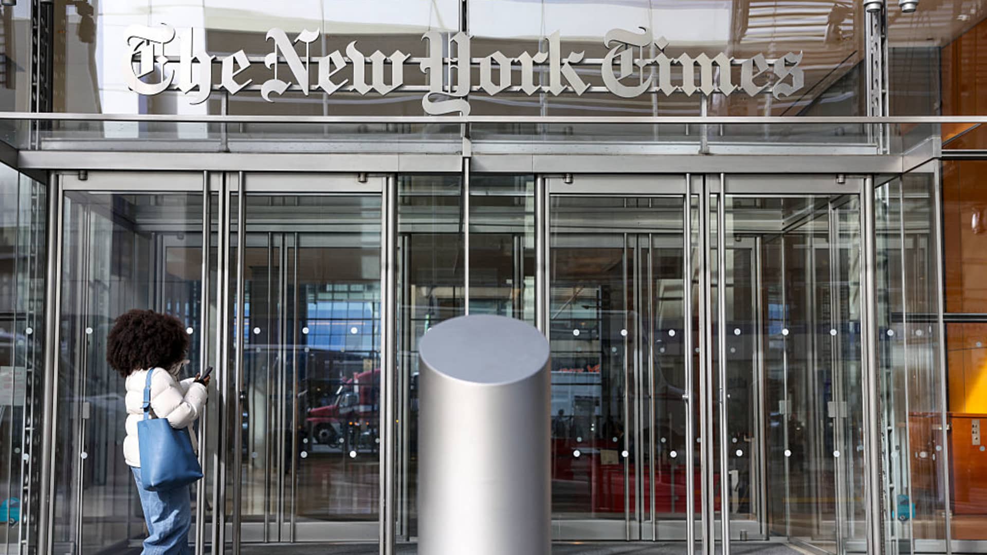 Опціонна активність NYT: Інвестори реагують на позов проти AI-гігантів